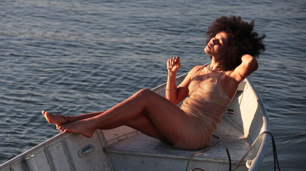 Letícia Caires lança álbum autoral “Na Beira” em show gratuito no Sesc Santos