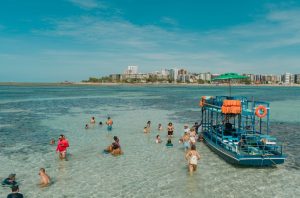Maceió encanta com praias paradisíacas e cultura local