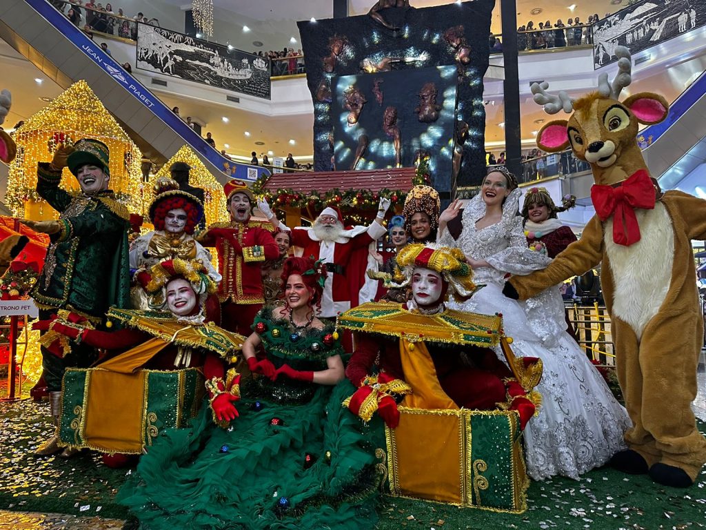 Chegada do Papai Noel marca o início do Natal nos shoppings de Santos