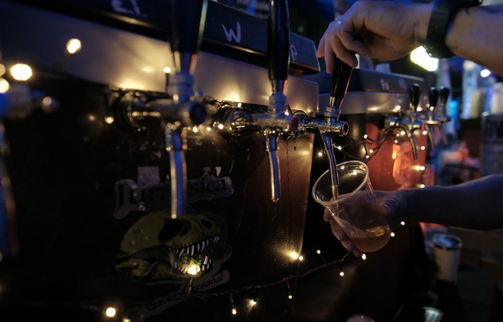 Ingleses Beer & BBQ reúne cerveja, churrasco e música