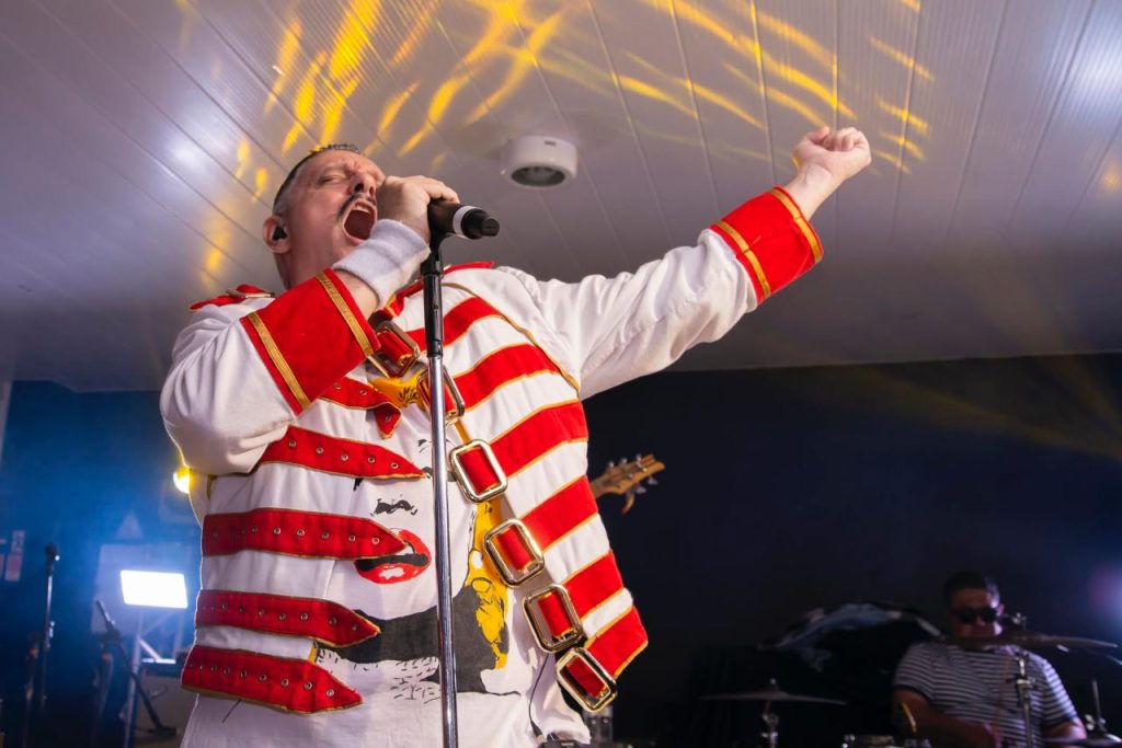 Tributos ao Queen e ABBA animam Praia Grande na Noite Anos 80