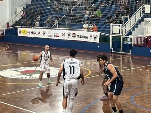 Basquete Santos vai para terceira partida da decisão com confronto empatado