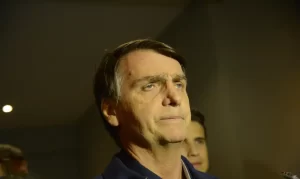 Defesa de Bolsonaro pede prisão domiciliar por motivos de saúde