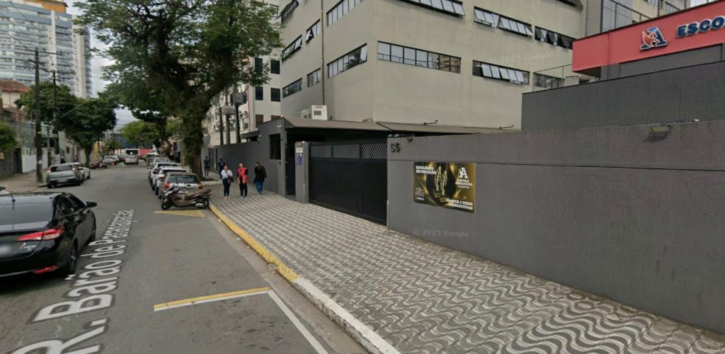 Sai Rua Barão de Paranapiacaba; entra Rua Rosinha Viegas