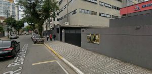 Sai Rua Barão de Paranapiacaba; entra Rua Rosinha Viegas