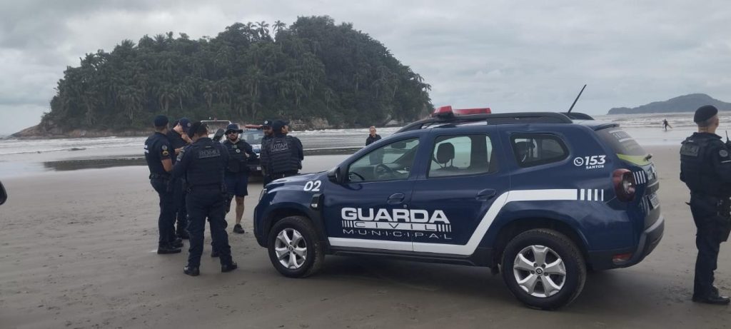 Força-tarefa desmonta acampamento irregular na Ilha Urubuqueçaba, em Santos