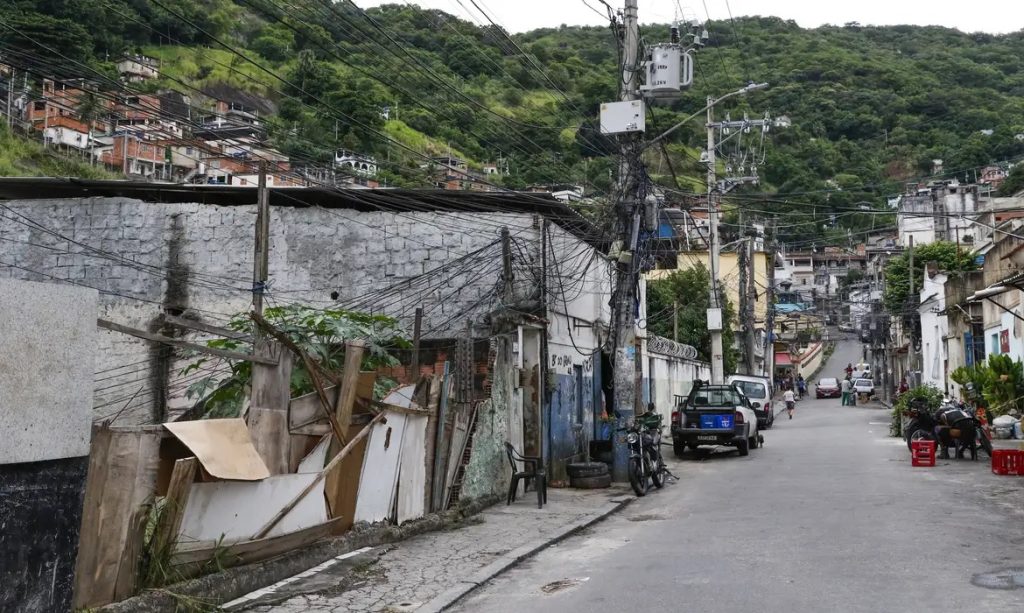 Dois em cada três habitantes de favela moram em vias sem árvores