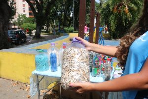 Mutirão conscientiza sobre o microlixo em feira de orgânicos de Santos