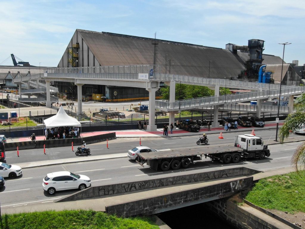 Porto de Santos ganha mais uma passarela de pedestres sobre a linha férrea
