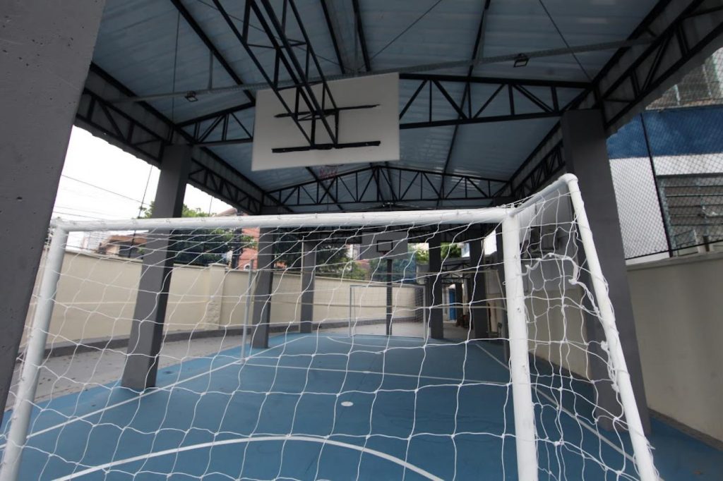 Parcerias garantem reconstrução de escola e cobertura de quadras em Santos