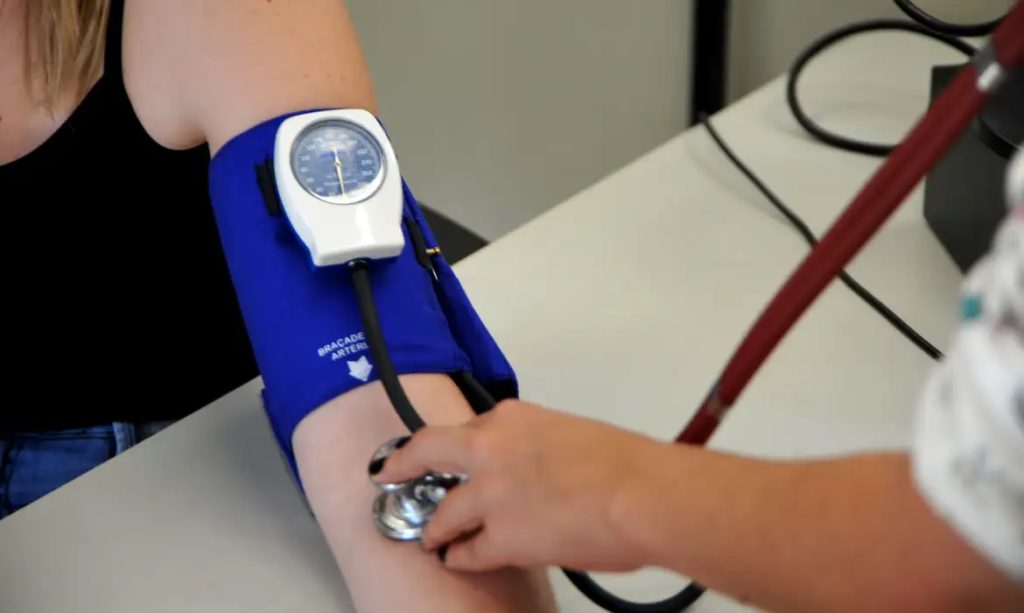 Médicos alertam para riscos de prescrição de testosterona para mulher