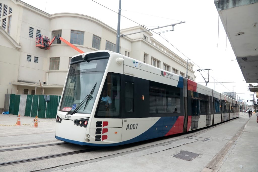 Segundo trecho do VLT em Santos inicia cobrança da tarifa