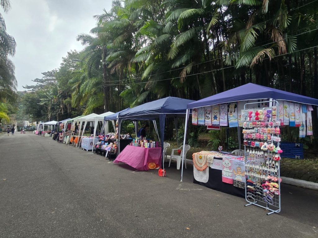 Feira de artesanato reúne expositoras no Jardim Botânico de Santos neste domingo