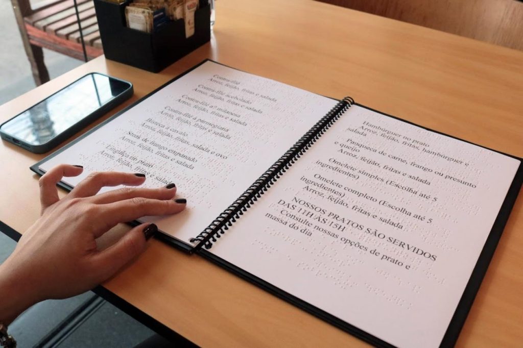 Bares e restaurantes de Santos deverão oferecer cardápios impressos e em braile