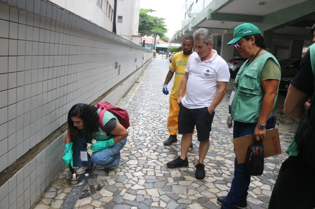 Primeiro mutirão contra a dengue do ano visita 883 casas em Santos