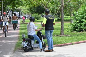 Agentes já orientaram mais de 700 usuários na ciclovia da orla de Santos