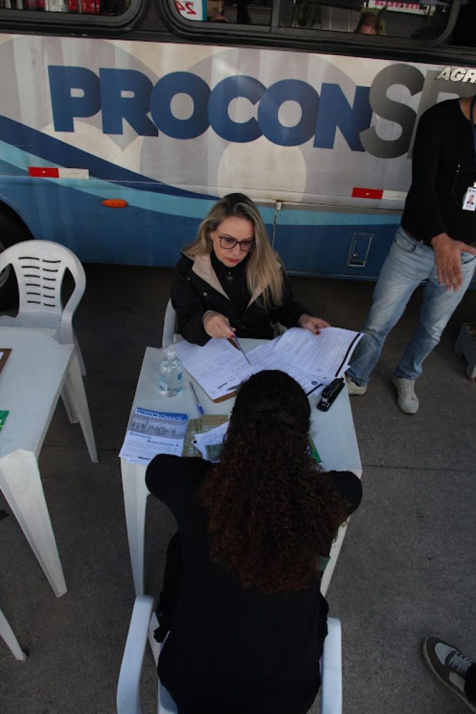 Procon Móvel realiza edição especial de verão em Santos