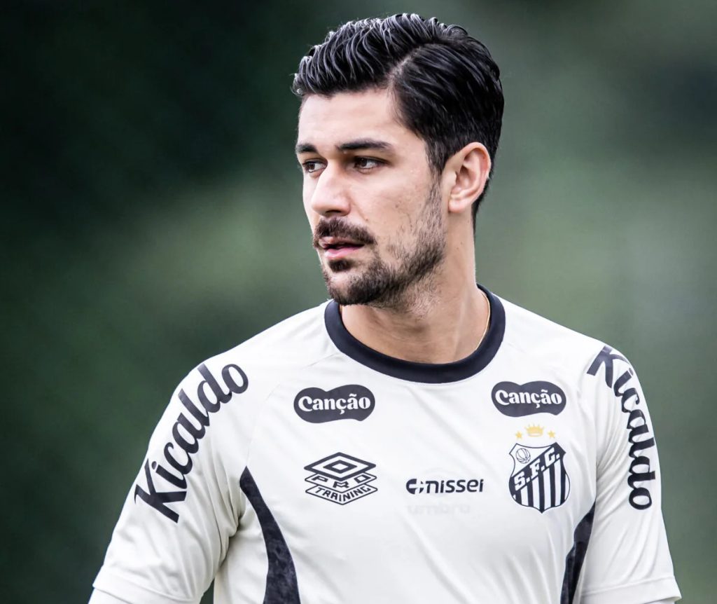 João Basso tem edema na panturrilha e desfalca o Santos contra o Athletico-PR