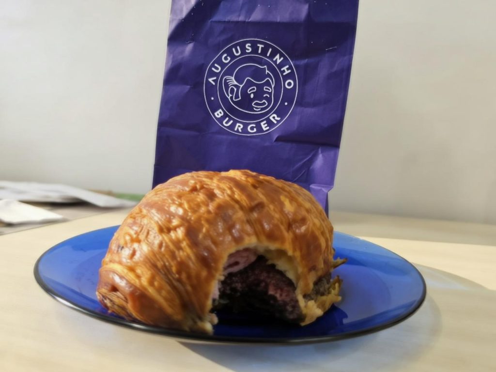 Hambúrguer no croissant chama atenção e vira sucesso em Santos