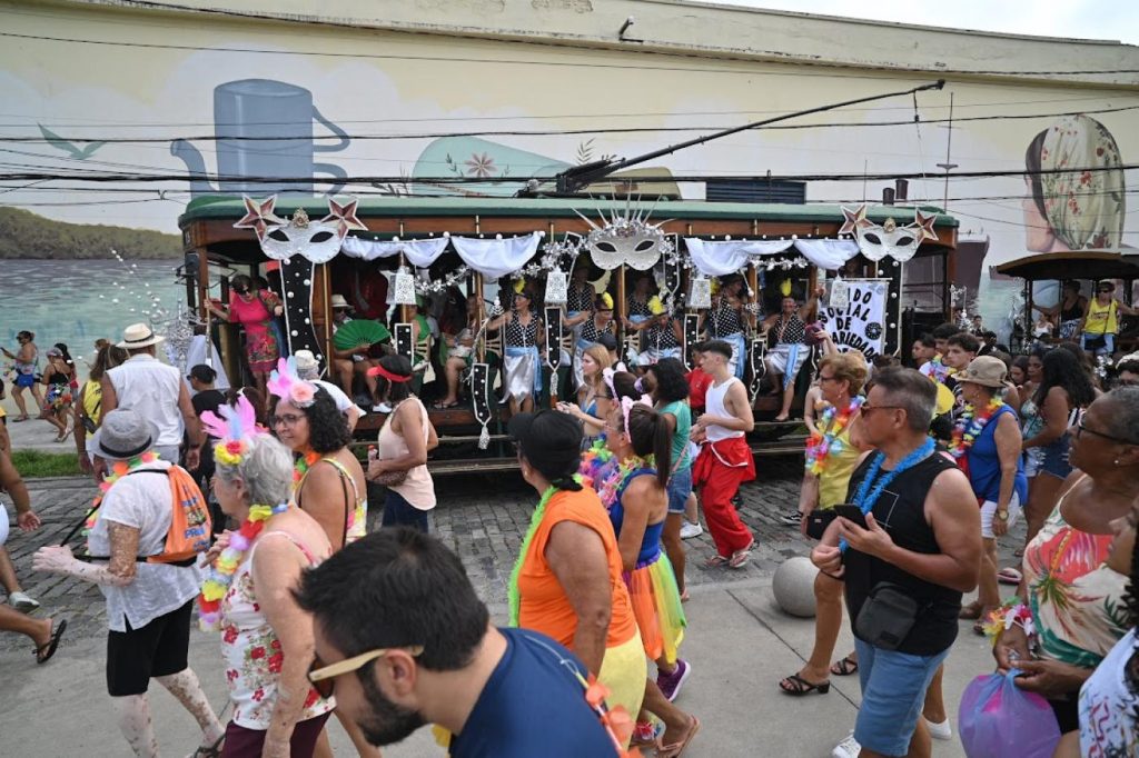 Bandas animam a folia dos santistas até terça-feira (17)