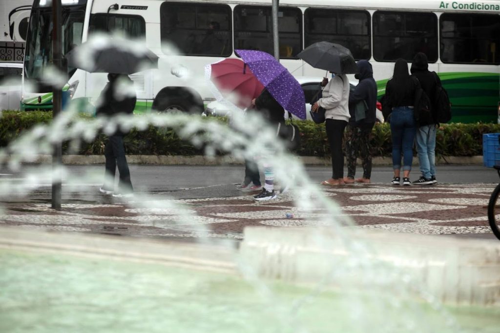 Santos tem previsão de chuva e ventos fortes nos próximos dias