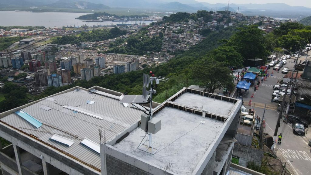 Defesa Civil entrega sirene de alerta e realiza simulado em morro de Santos