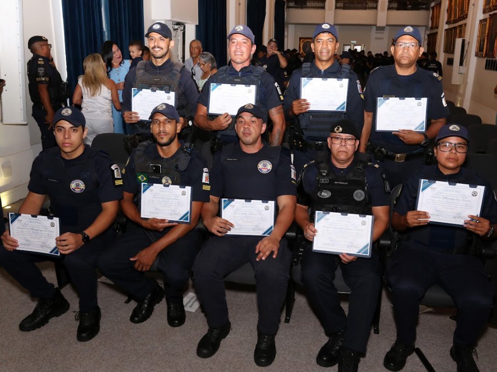 Santos homenageia 241 guardas após Operação Verão Integrada 2025-2026