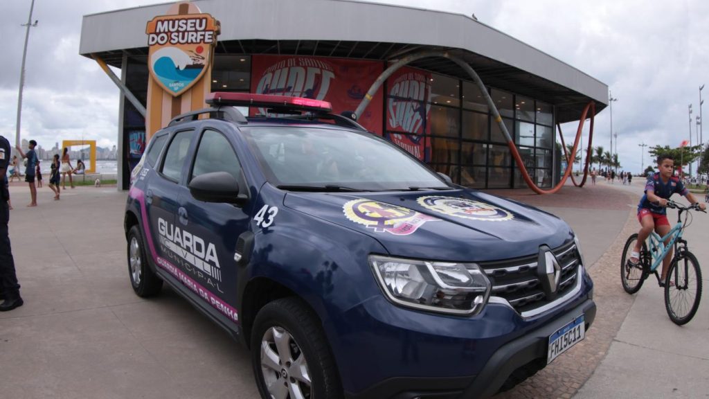 Viaturas do Programa Guardiã Maria da Penha ganham adesivo rosa
