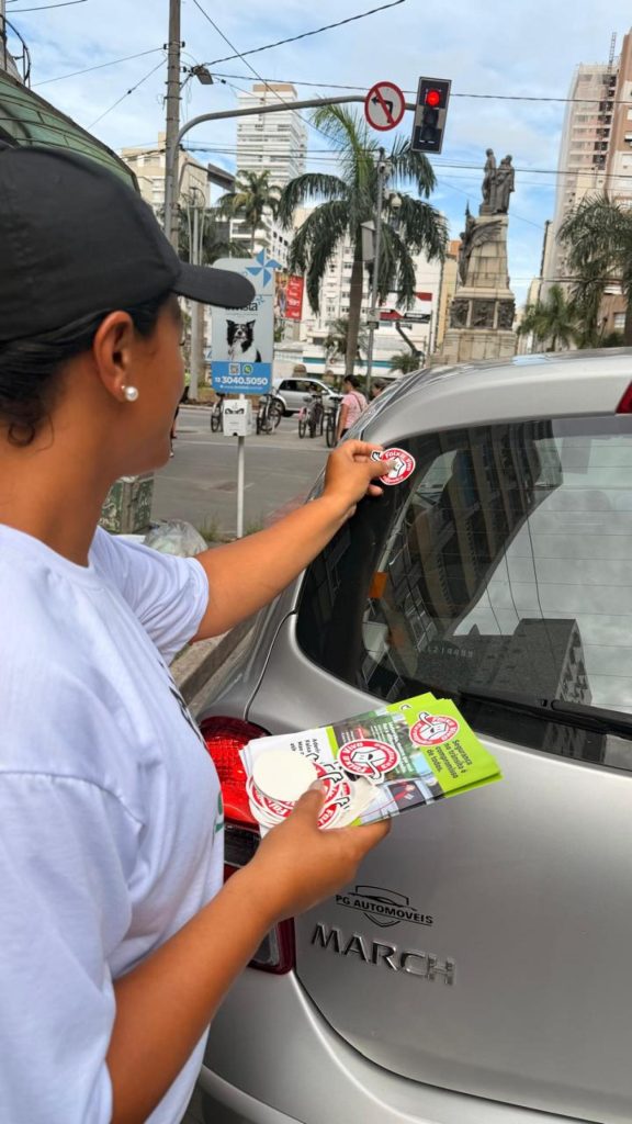 Campanha Faixa Viva adesiva mais de 7 mil carros em Santos