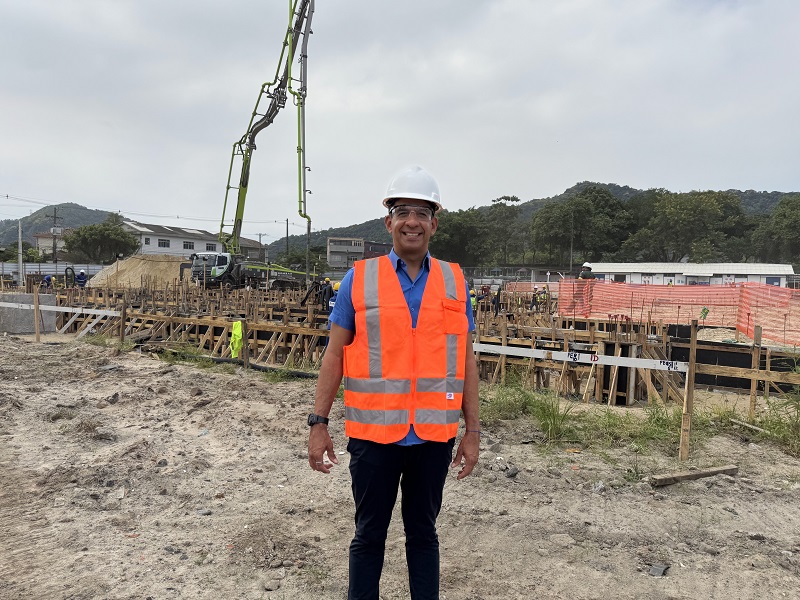 Paulo Alexandre vistoria complexo com hospital pediátrico e escola na Zona Noroeste de Santos