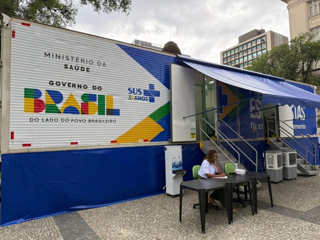 Carreta de exames para câncer começa a atender em Santos