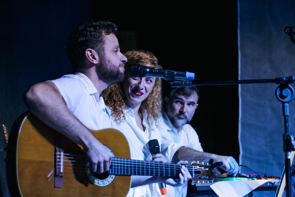 Vozes Veladas leva teatro e música a espaços públicos de Santos