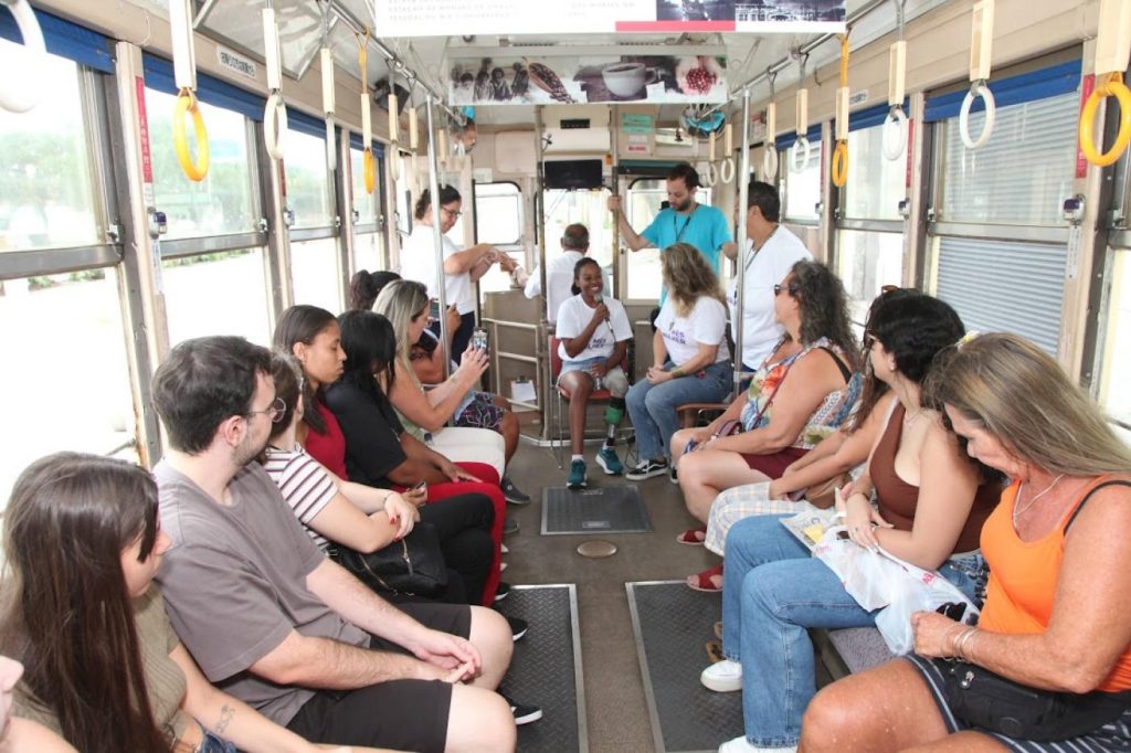 Bonde de Santos realiza passeios especiais com reflexão e informação para mulher