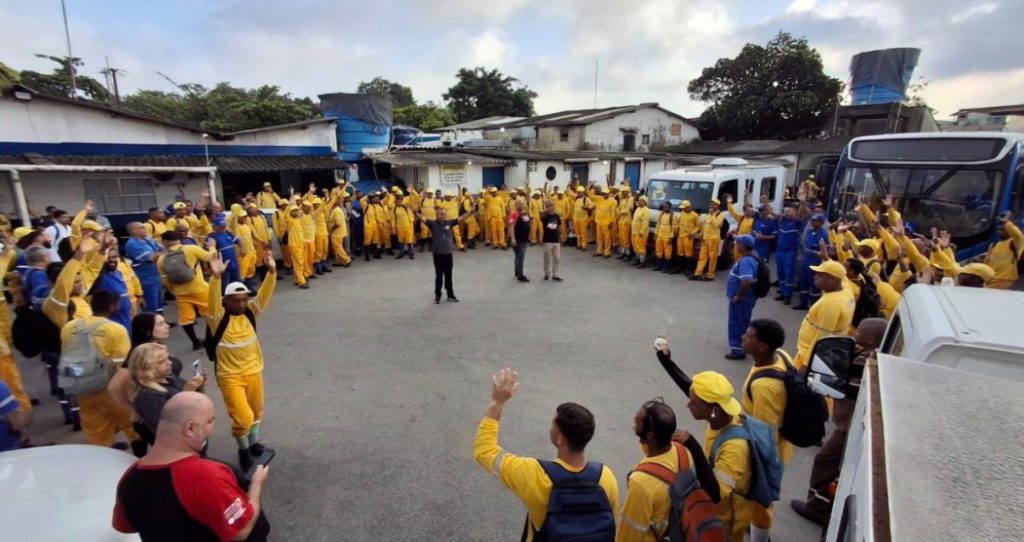 Trabalhadores da limpeza urbana retomam atividades de forma parcial na região