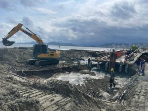 Passarela sobre o canal 5, em Santos, começa a ser ampliada