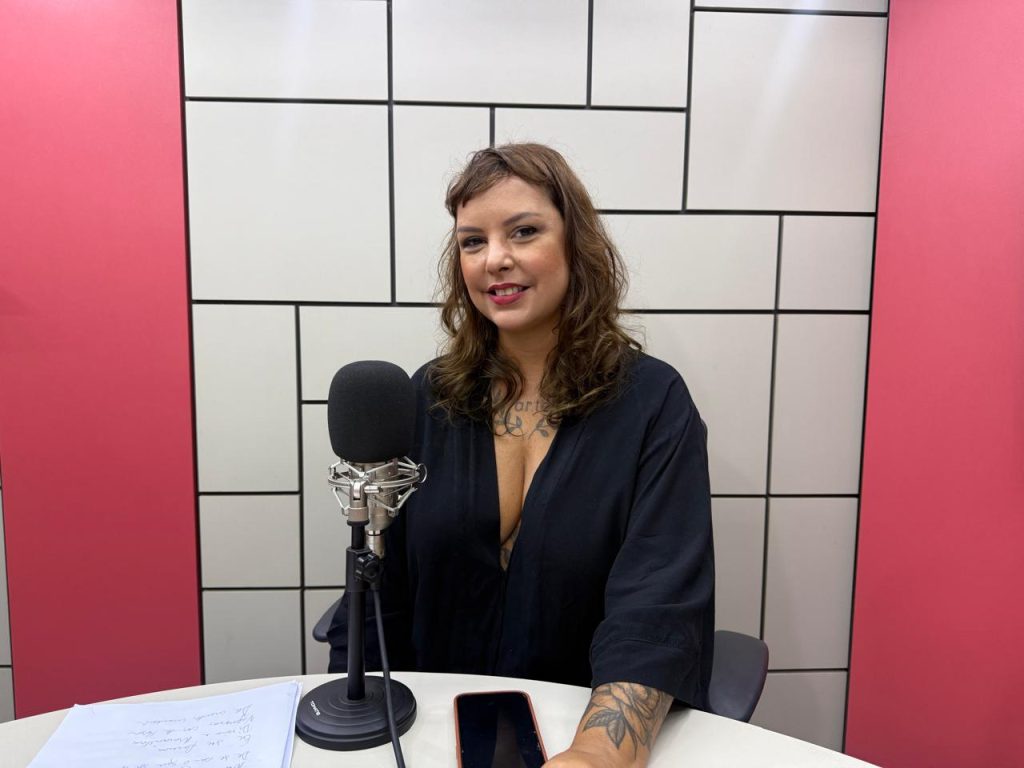 Cantora Monna revisita obra de Gal Costa