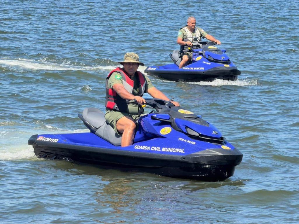 GCM apresenta motos aquáticas para reforçar fiscalização na orla de São Vicente