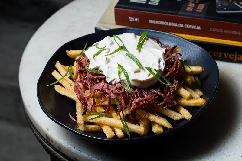 Hideout Speakeasy cria coquetéis com pastrami em parceria inédita com a Dona Nice em Santos