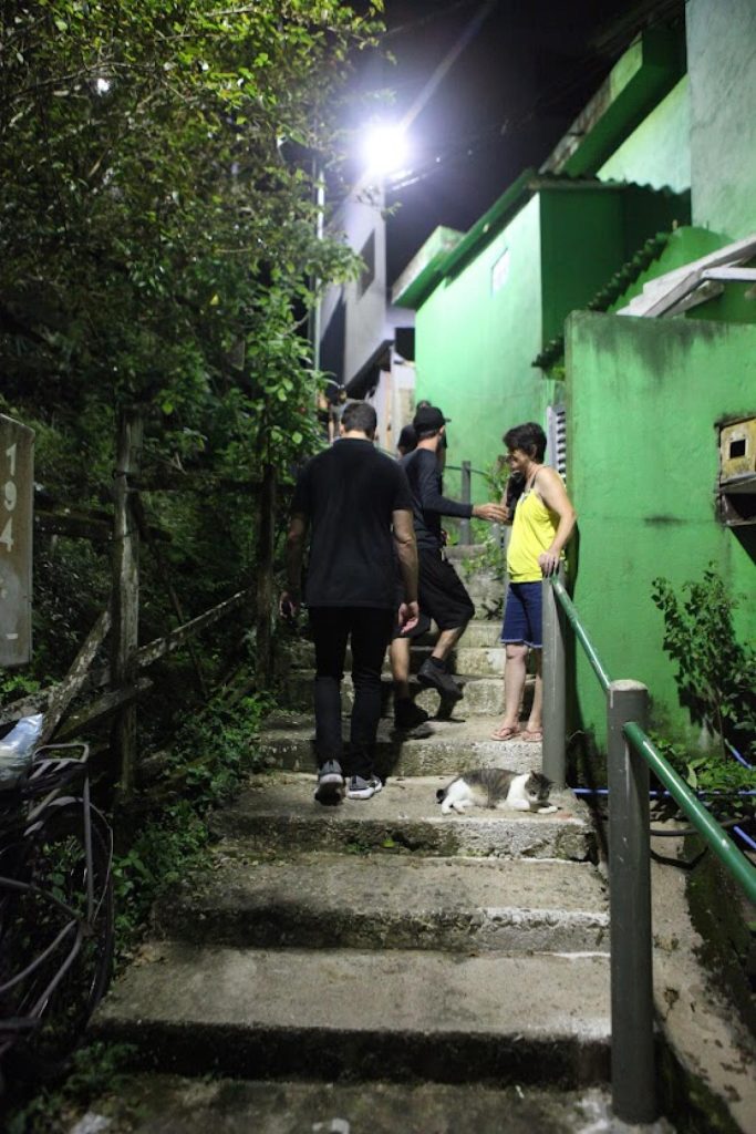 Vias e escadarias do Morro do Marapé, em Santos, já contam com iluminação em LED