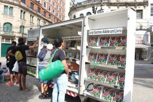 Leia Santos faz homenagem ao poeta Rui Ribeiro Couto