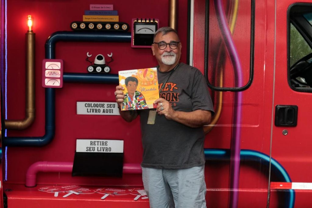 Máquina de trocar livros é atração do Botânico de Santos até sábado