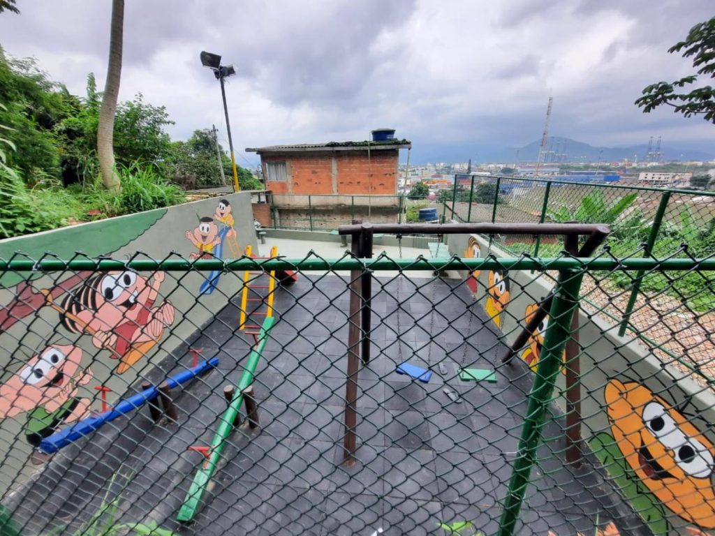 Antiga área de ocupações irregulares vira ponto de lazer em morro santista