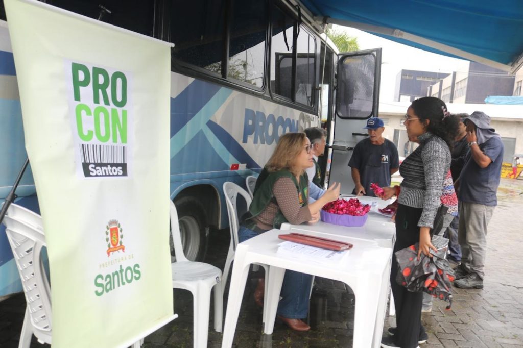 Procon Móvel atende consumidores na Praça Mauá, em Santos, nesta quarta (18)