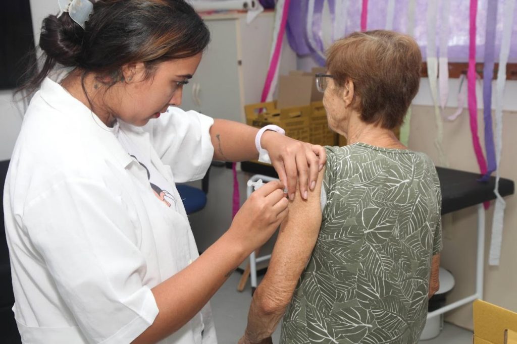 Santos oferece vacinação em duas policlínicas neste sábado