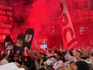 Manifestação da torcida santista do lado de fora da Vila Belmiro