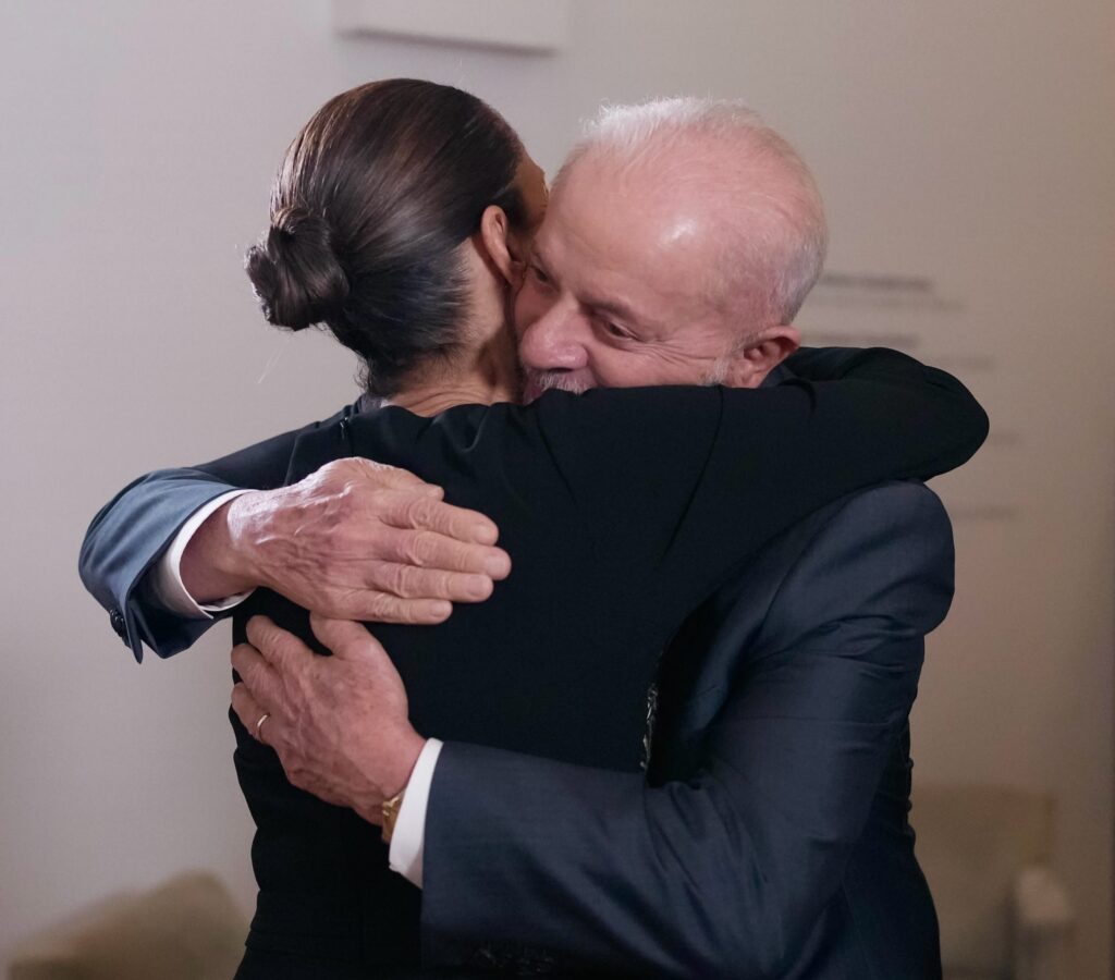 Presidente Lula abraça a presidente do México, Claudia Sheinbaum, durante encontro oficial.